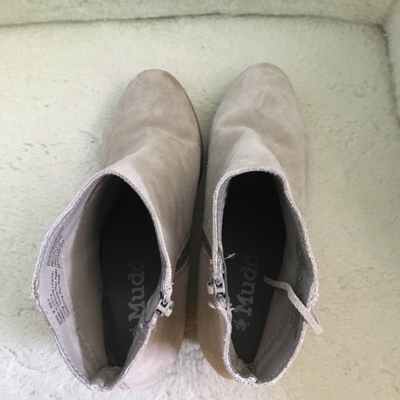 Suede beige fringe booties - Picture 3 of 5